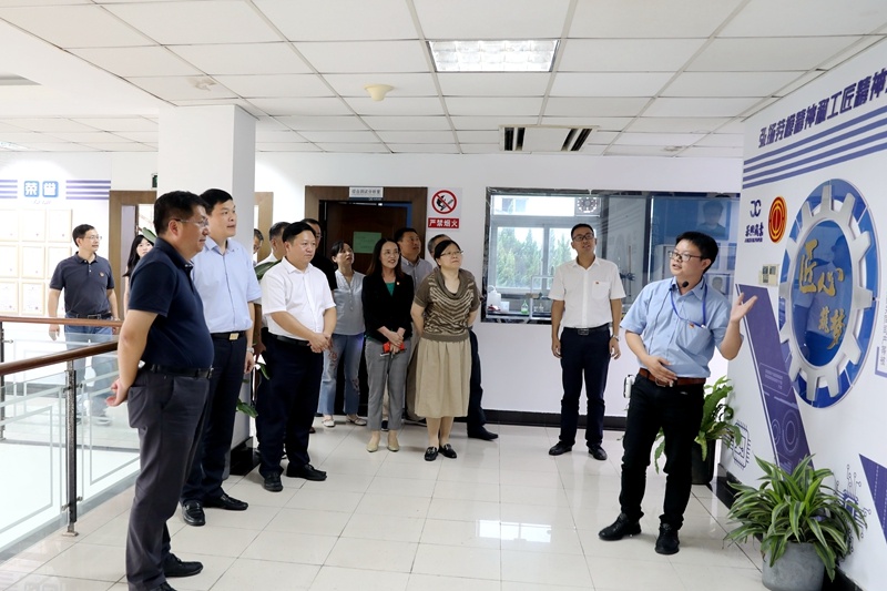 2020年7月29日，時(shí)任浙江省政協(xié)常委、社法委副主任、省總工會(huì)副主席、一級(jí)巡視員董建偉蒞臨景興紙業(yè)調(diào)研新時(shí)代工匠培育工作