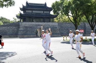 笑臉與熱情刷屏！這名火炬手是景興人！